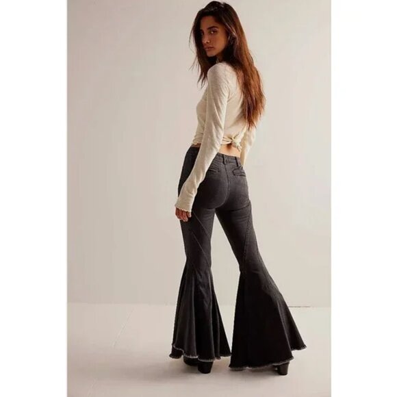 04 Free People We The Free Twirl On Mid-Rise Crop Flare Jeans NWT Sizes 24 & 26 - Picture 2 of 4